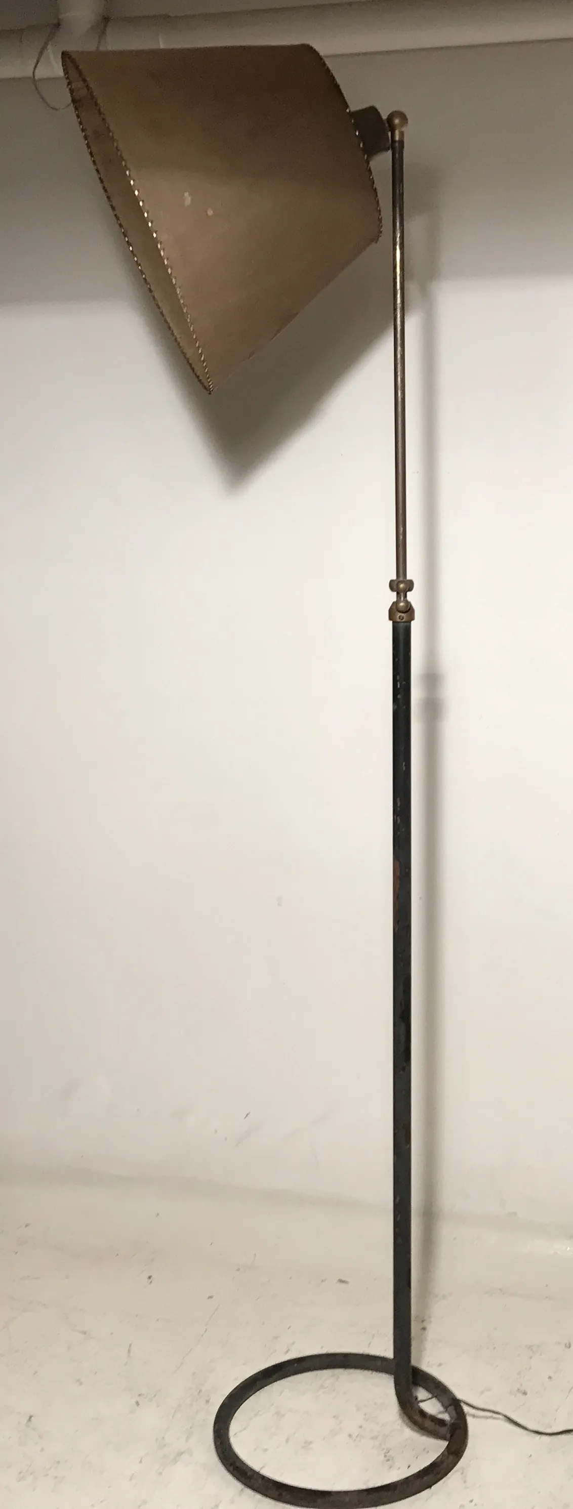 Lámpara de pie antigua estilo Art Deco con sombra beige