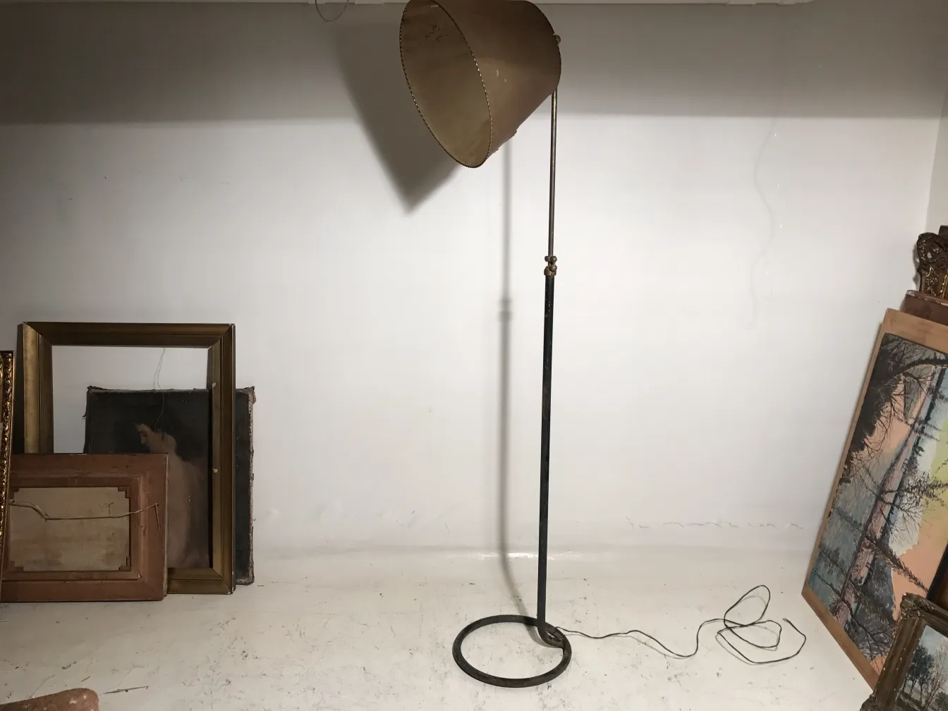 antike Stehleuchte mit klarem Schirm und einfachem Design in einem Raum mit Bildern