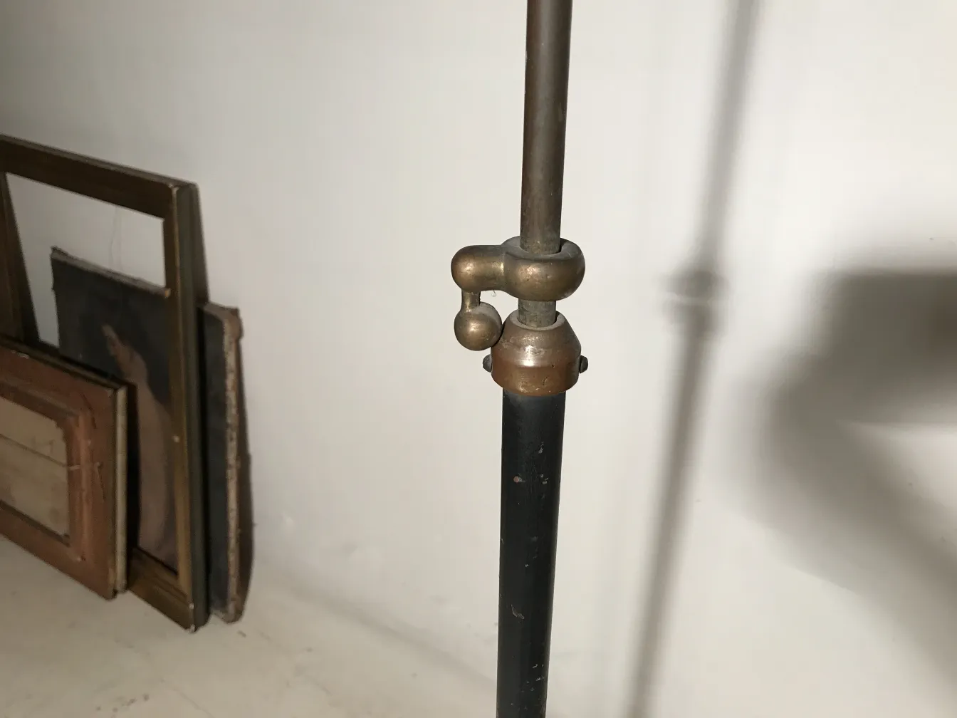 Ancienne torchiere Art Deco avec détails en laiton dans un cadre accueillant.