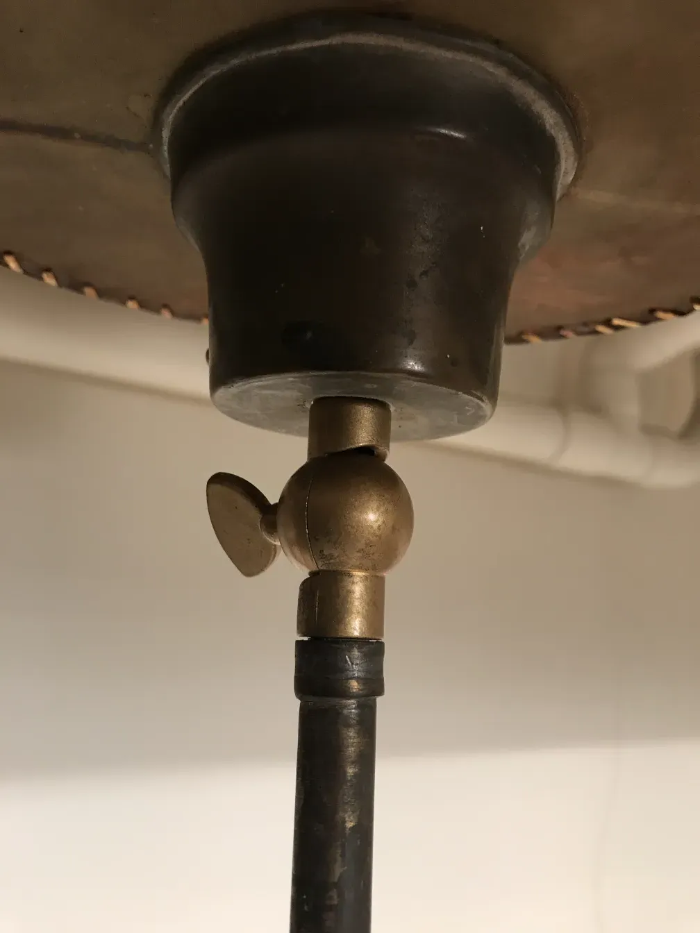 Lampe de sol ancienne Art Deco, avec des finitions en bronze et un design élégant dans l'environnement