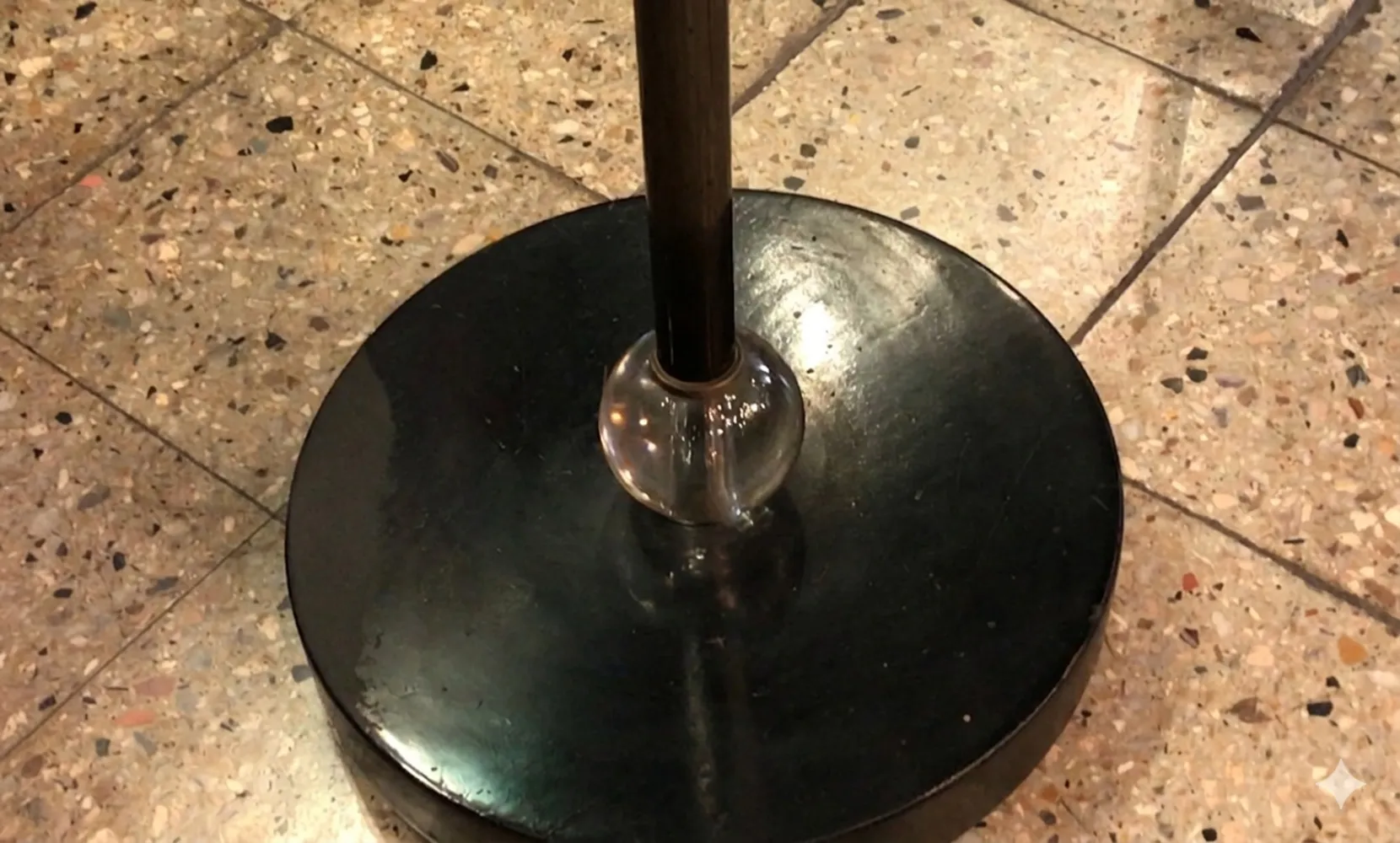 Lampada da terra antica Art Deco su pavimento scuro