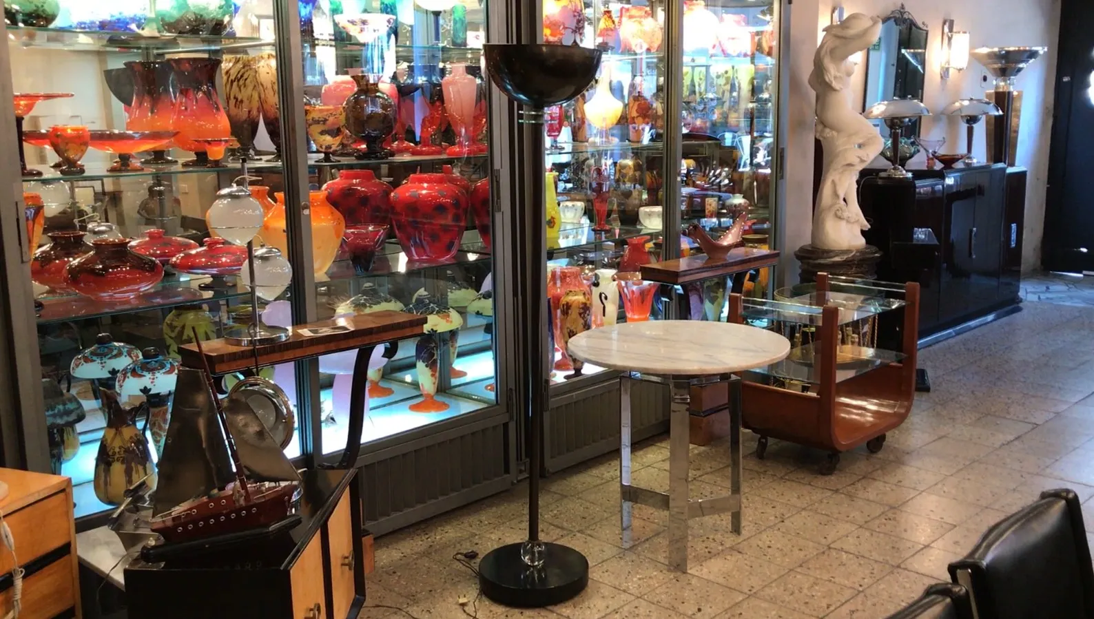 antiga luminária de pé em ambiente de antiguidades