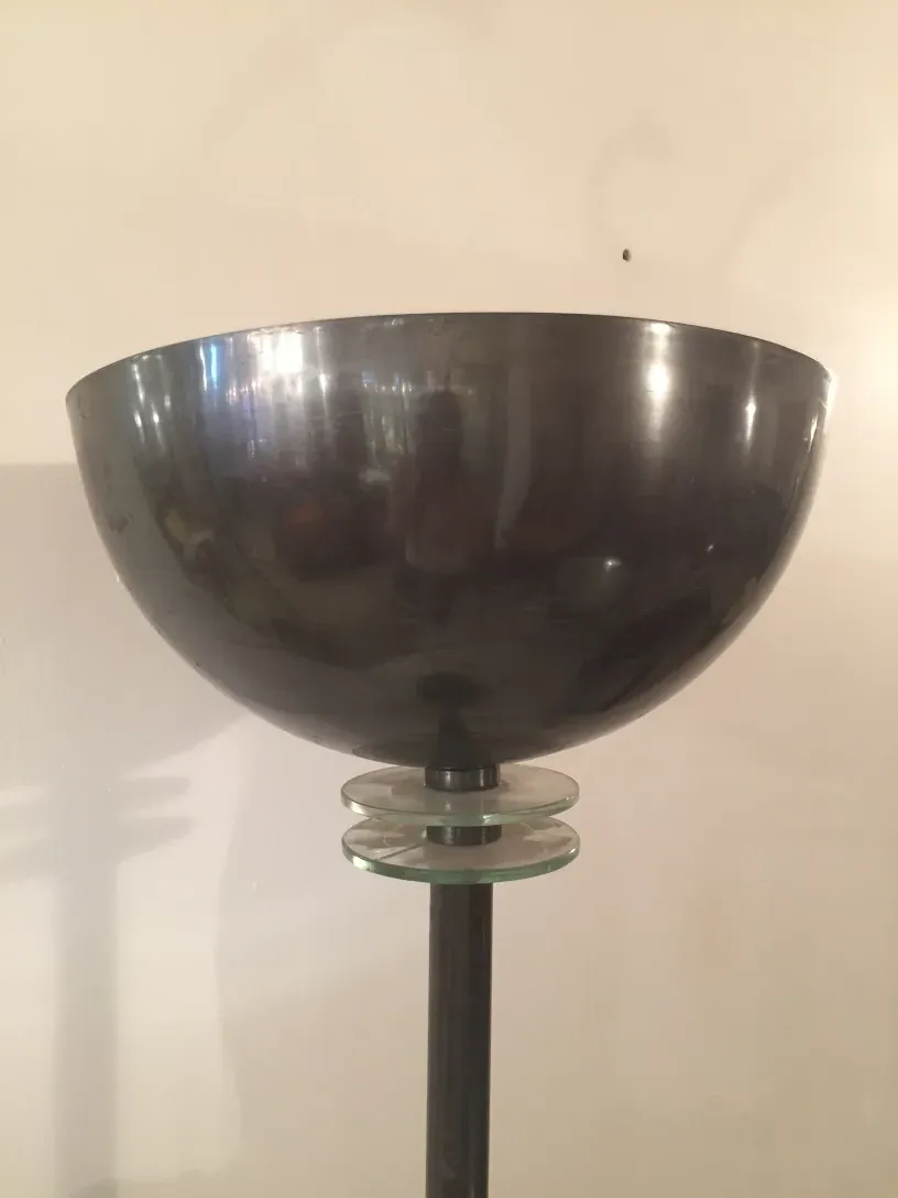 torchiere ancienne avec abat-jours ronds et design élégant, dans un cadre chaleureux