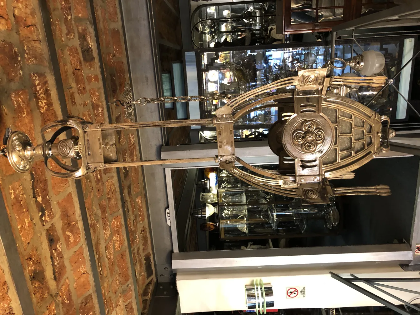 고전 랜턴은 캡슐화된 빛을 가지고 있으며, 고전 스타일로 고 Antiquity 환경에서 부드럽게 빛납니다.