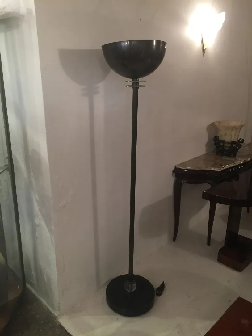 Antike Stehleuchte Art Deco mit schwarzem Sockel und erhöhtem Schirm.