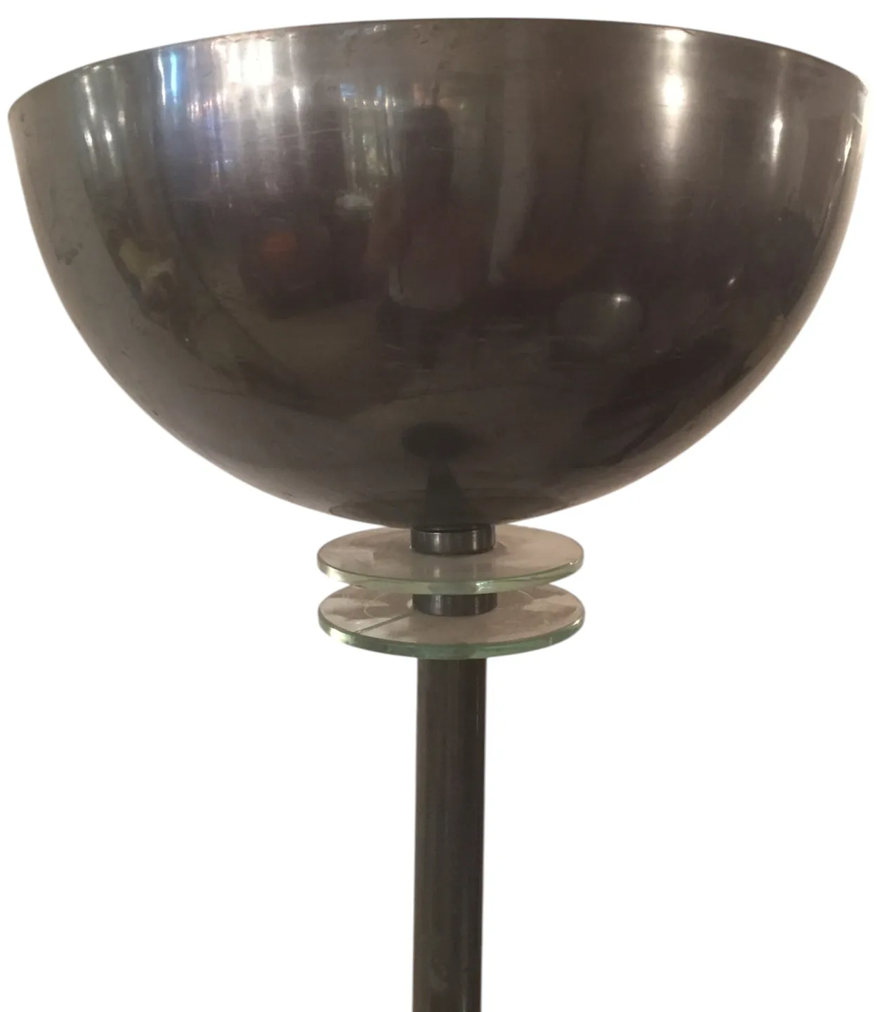 Antike Stehleuchte im Art Deco-Stil mit Glasbasis, gemütliche Atmosphäre.