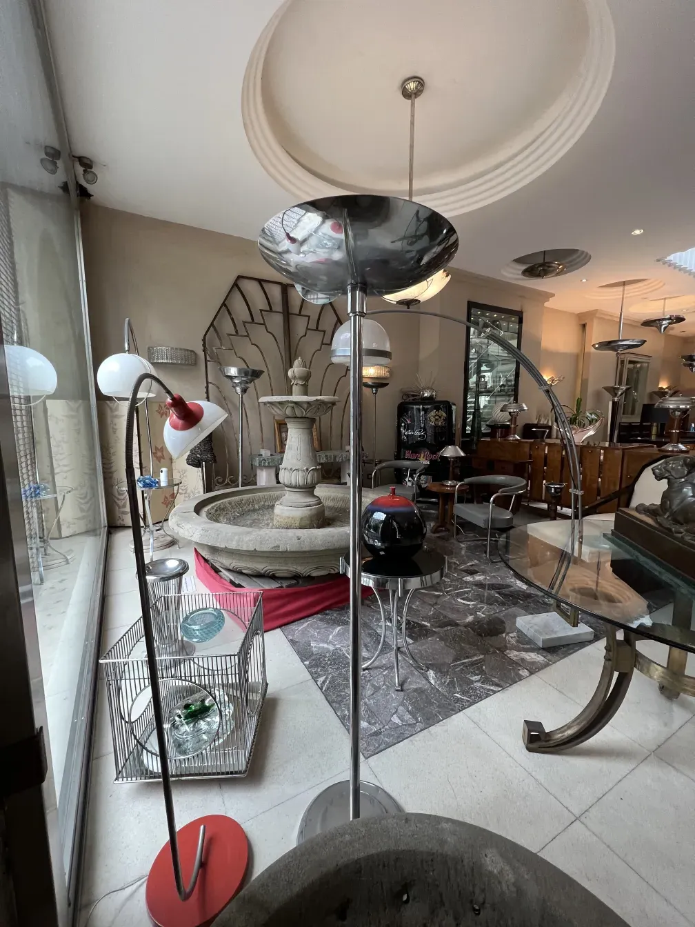 아르 데코 디자인의 고전적인 플로어 램프가 있는 우아한 환경