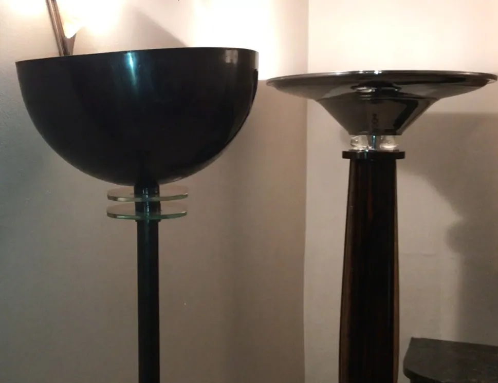Lampada da terra antica con design Art Deco, presenta una forma elegante e una base raffinata