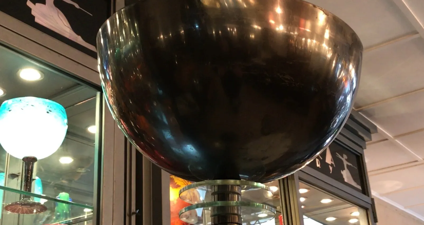 antike stehleuchte im art-déco-stil, glänzende oberfläche, subtile atmosphäre