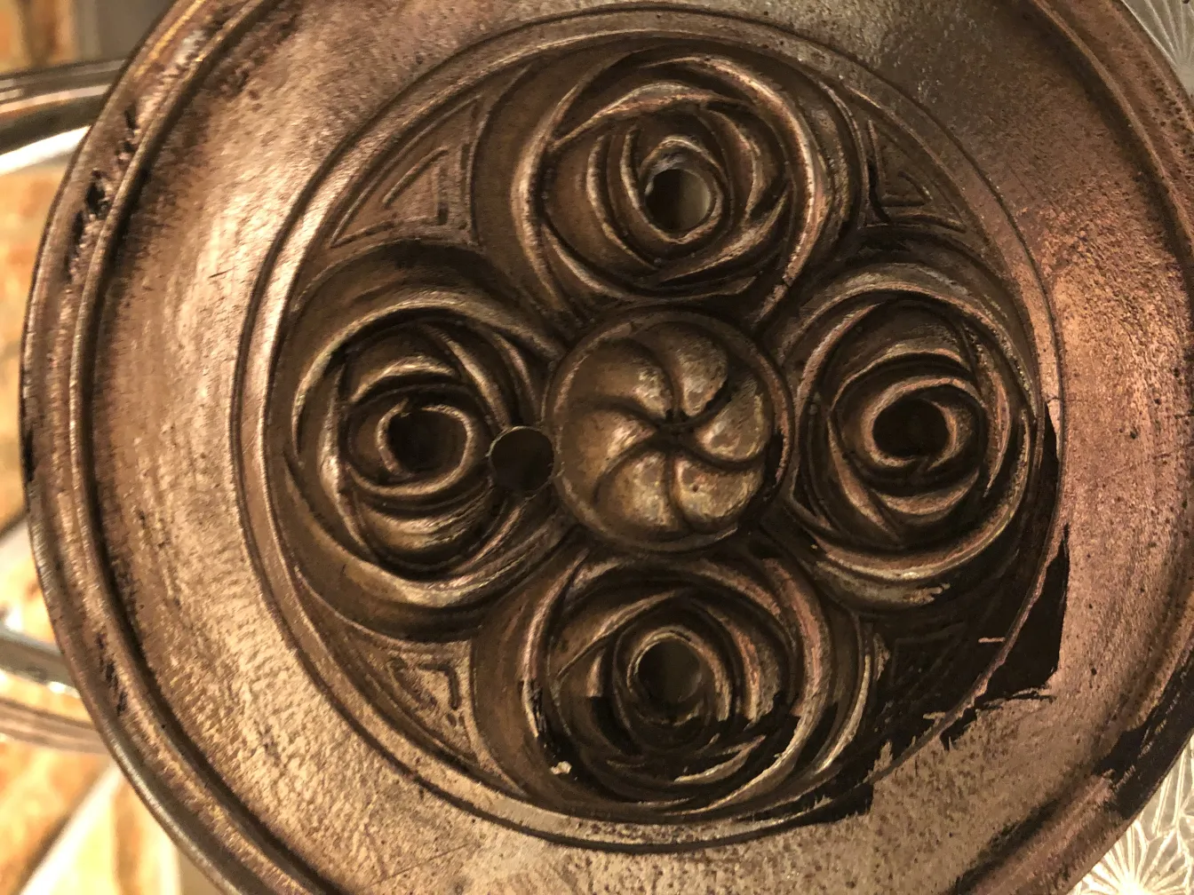 antike lampe mit einem Rosendesign oben