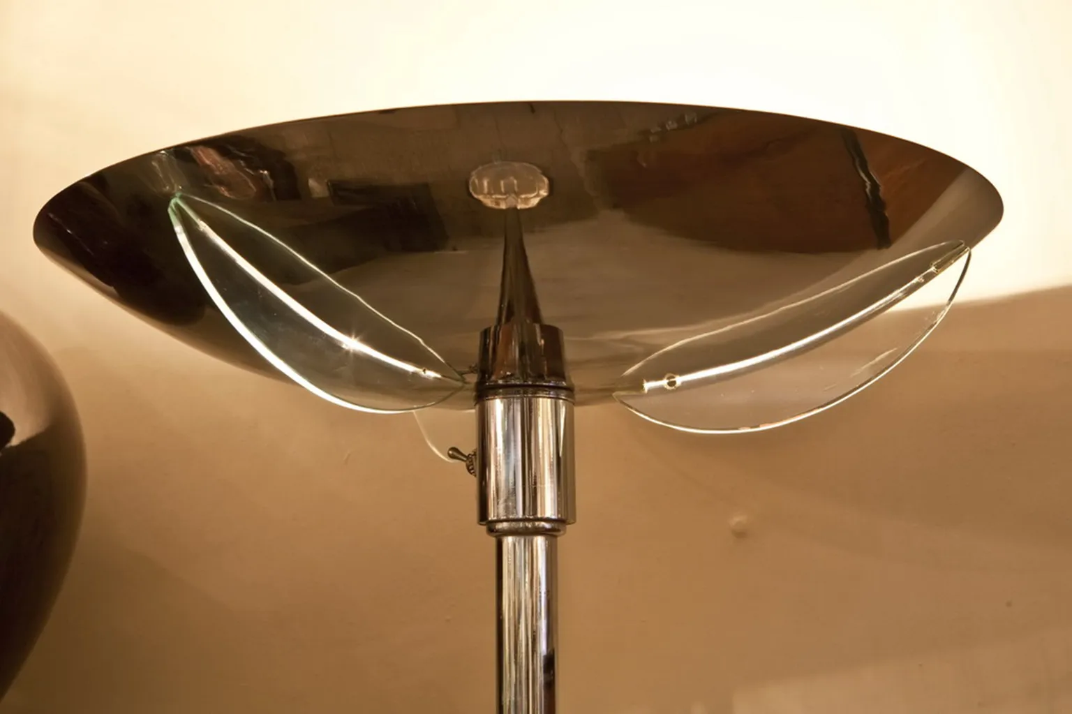 Lampada da terra antica con design Art Deco e caratteristiche eleganti.