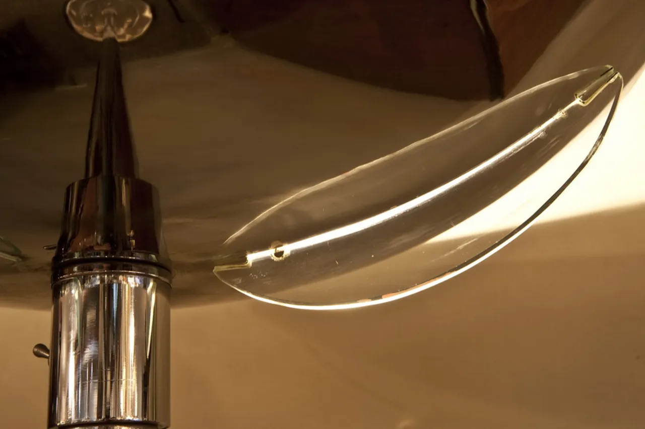 Luminária de pé antiga Art Deco com design elegante, ideal para interiores variados.