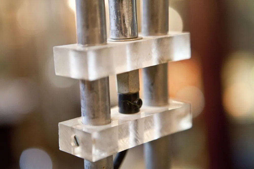 lampara de pie antigua con diseño art deco, luz suave