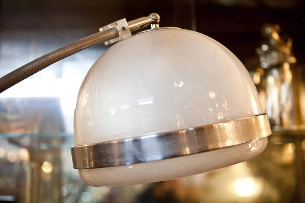 antike stehleuchte mit eleganter art-deco-optik