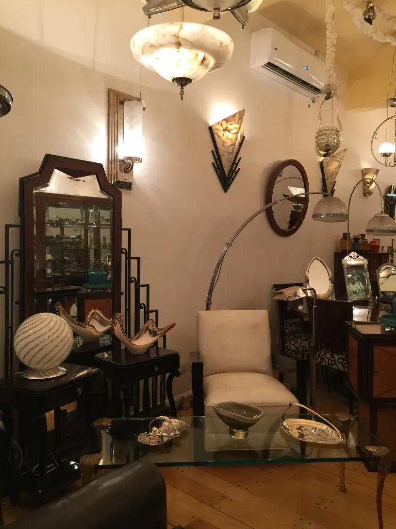 Antique floor lamp in Art Deco style, featuring elegant details and a cozy atmosphere.