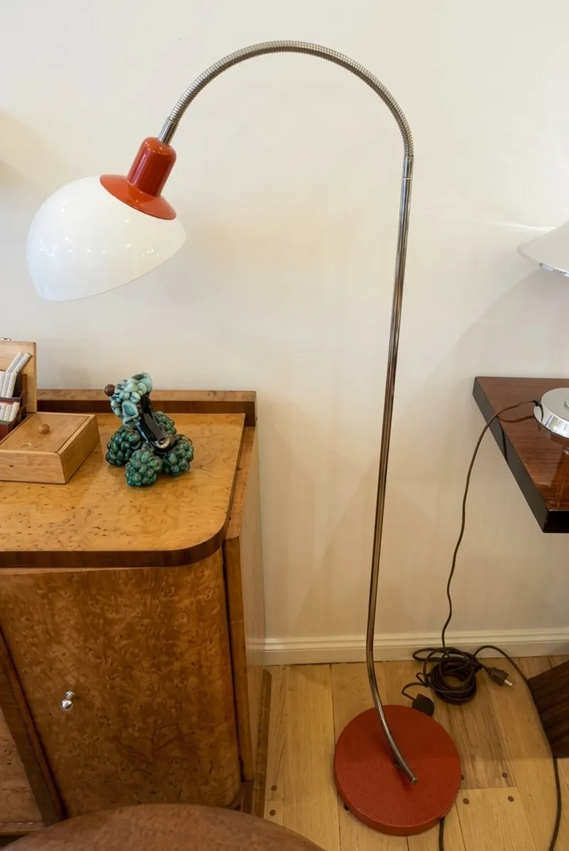 Antike Stehleuchte im Art Deco Stile in behaglichem Ambiente