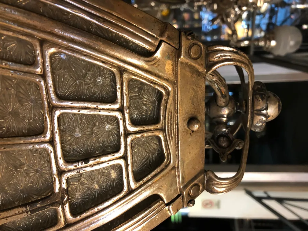 lanterne ancienne avec verre décoré et détails en métal