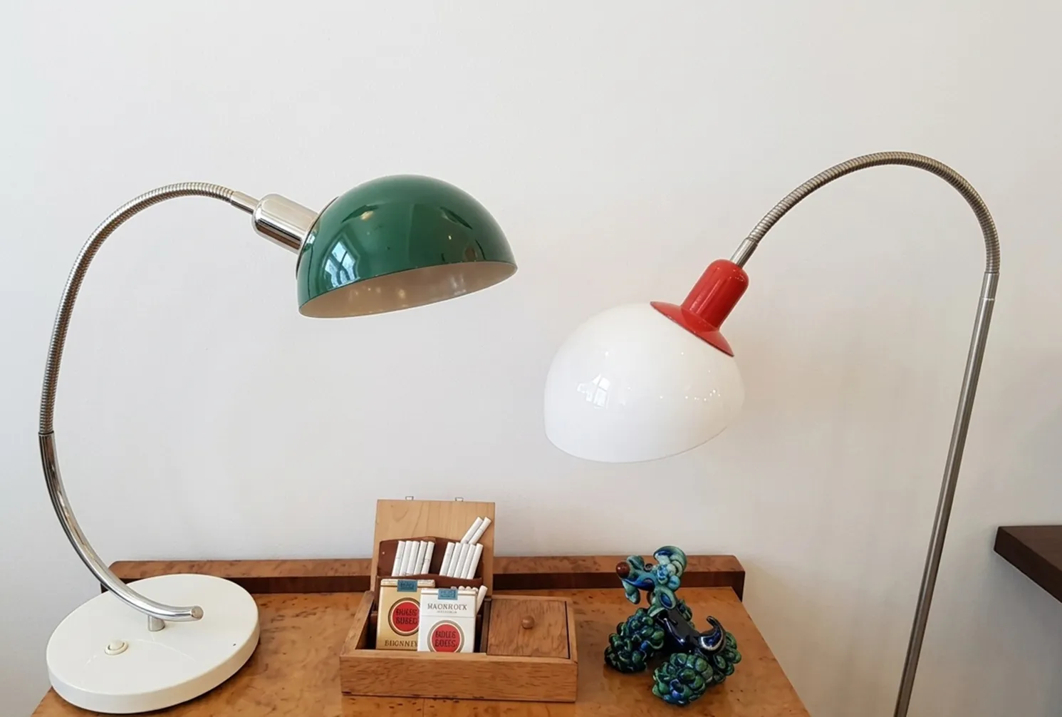 Lampada da terra antica in stile Art Deco, design elegante e forme morbide in un ambiente accogliente.