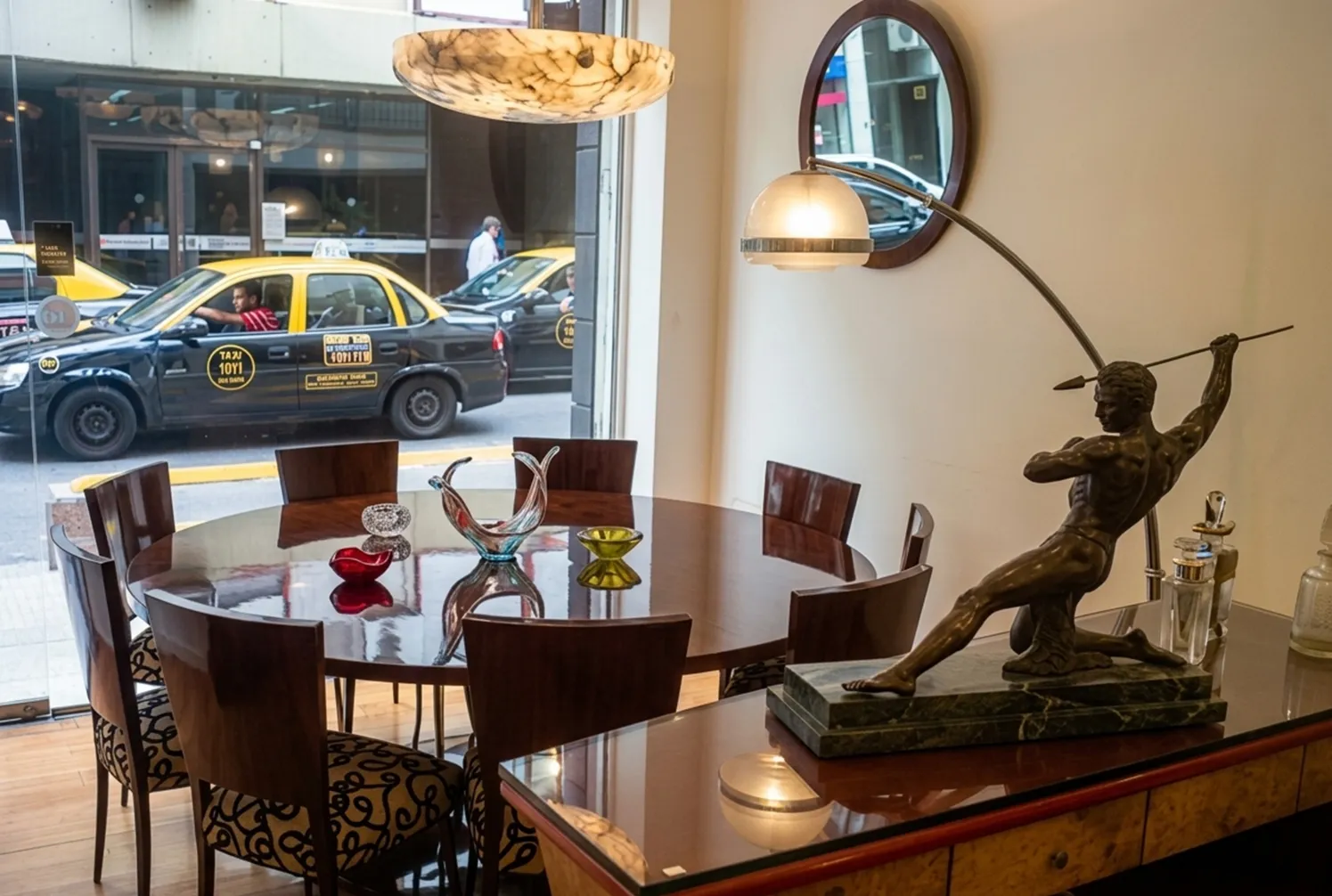 Lampada da terra antica in stile Art Deco, elegante e decorativa, in un ambiente accogliente con un tavolo moderno.