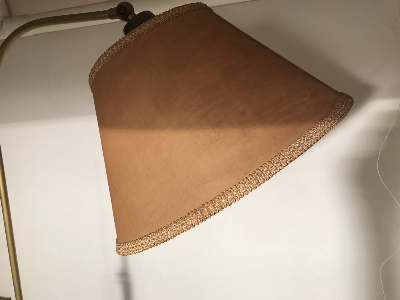 Lampada da terra antica con paralume marrone in un ambiente accogliente.