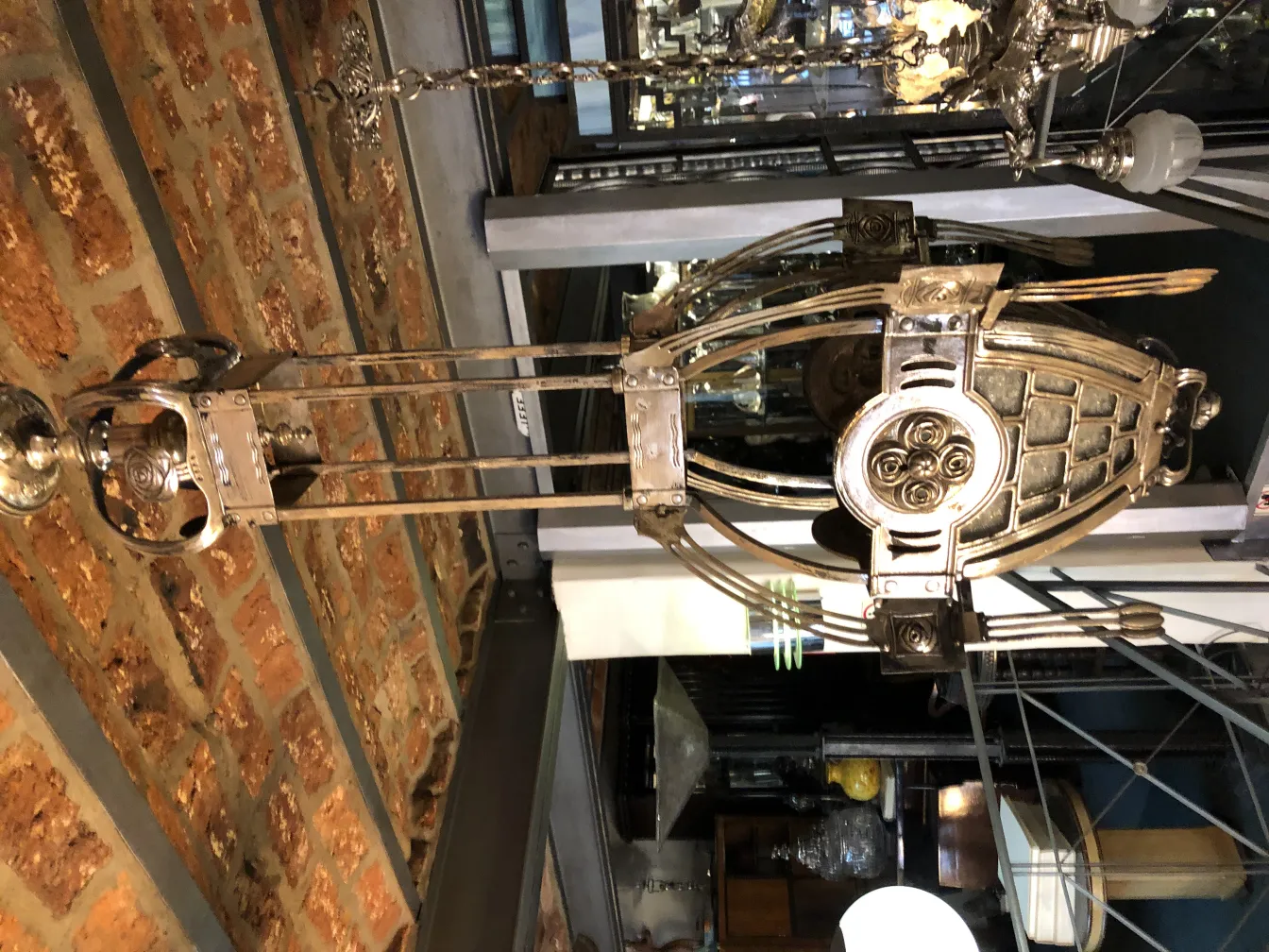 lanterne ancienne avec des détails en laiton et en verre, design élégant