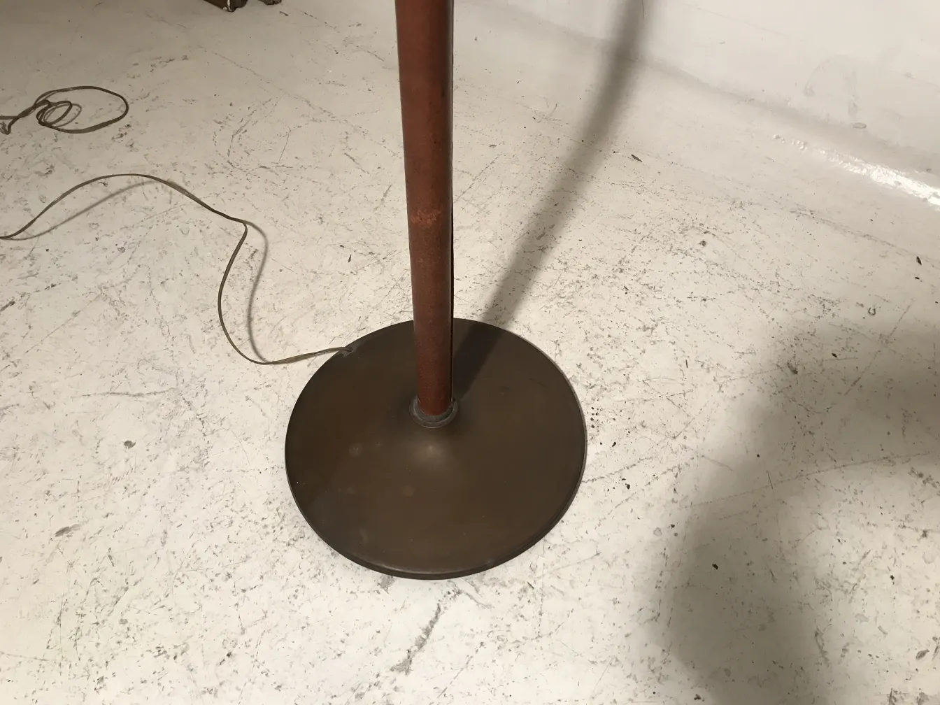 ancienne torchiere art deco avec base ronde et support vertical