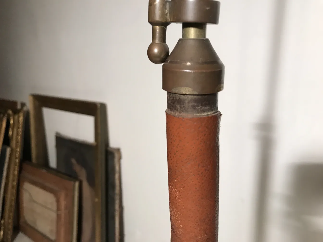 Torchiere antique avec des détails art déco, dans un contexte d'antiquités.