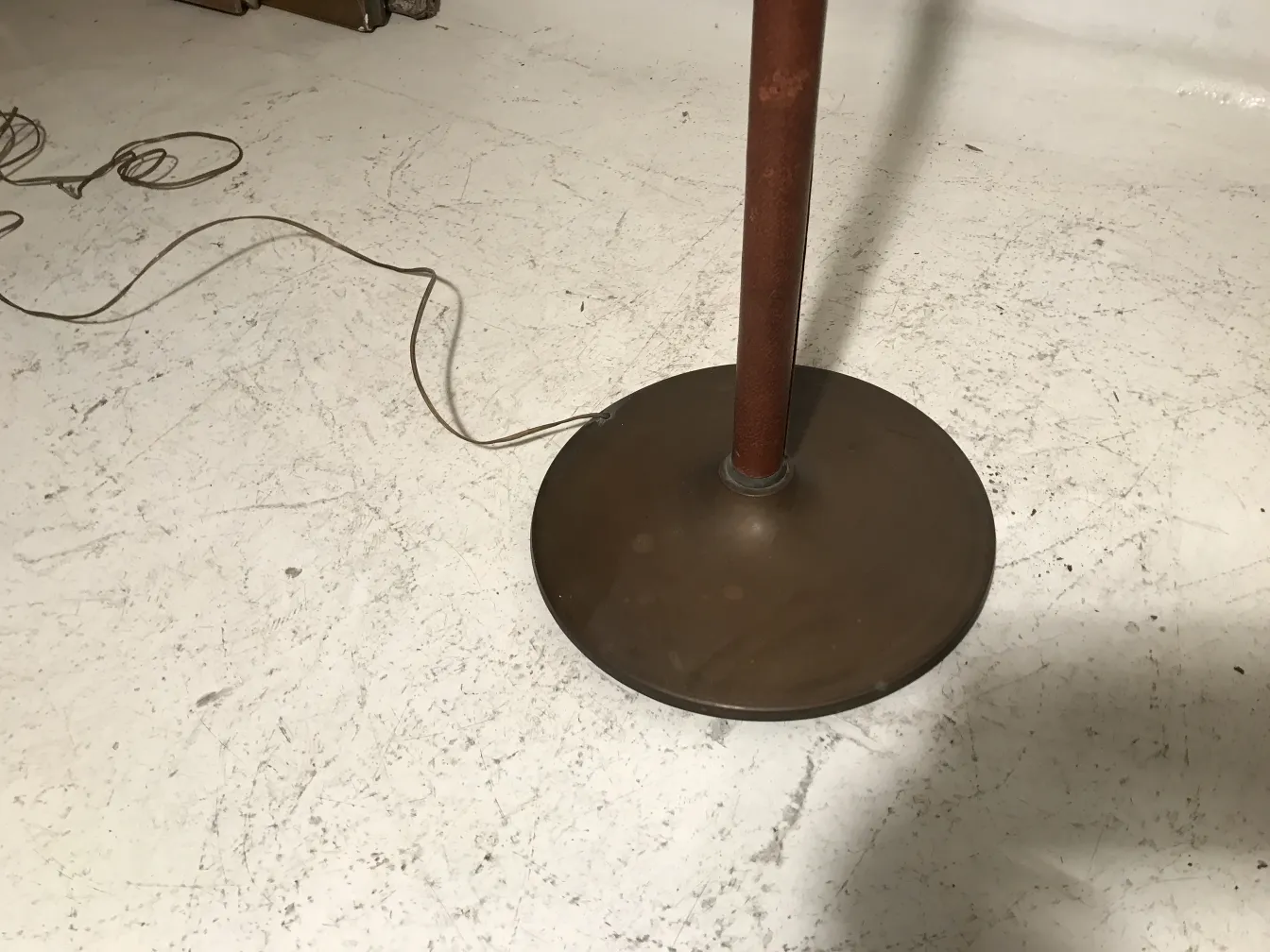 Antike Stehleuchte im Art-Déco-Stil mit runder Basis.