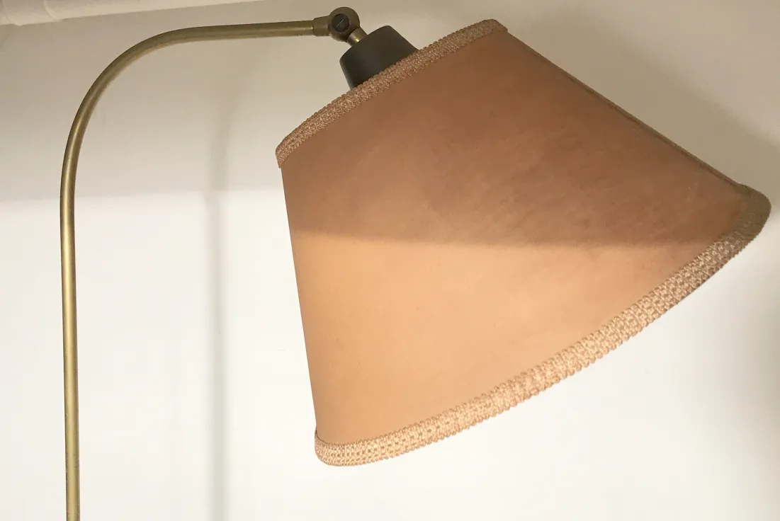 Lámpara de pie antigua, estilo Art Deco, con pantalla beige.