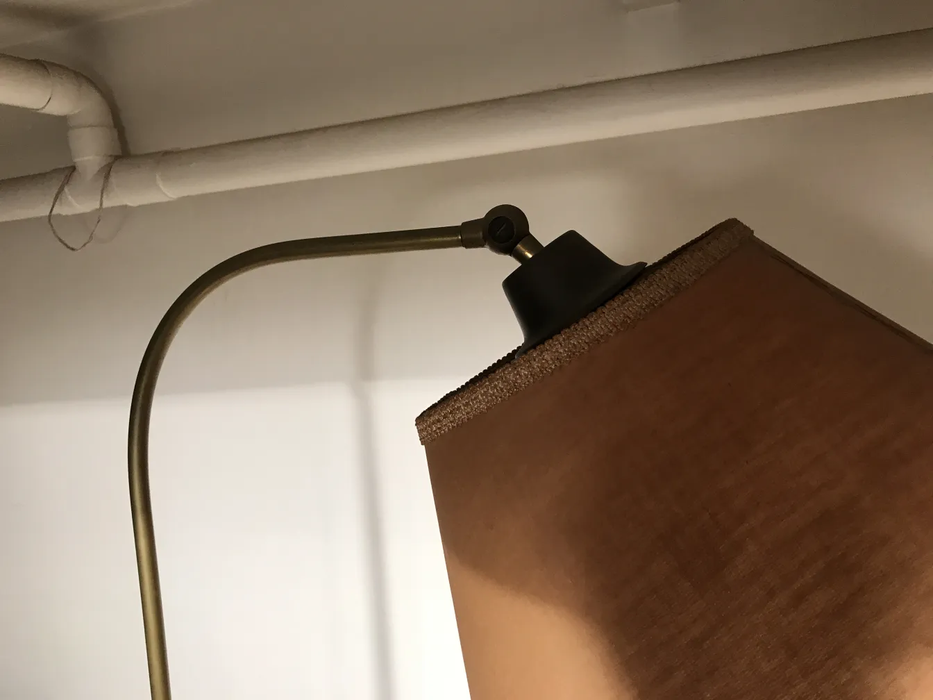 Antike Stehleuchte im Art Deco-Stil in einer gemütlichen Umgebung.