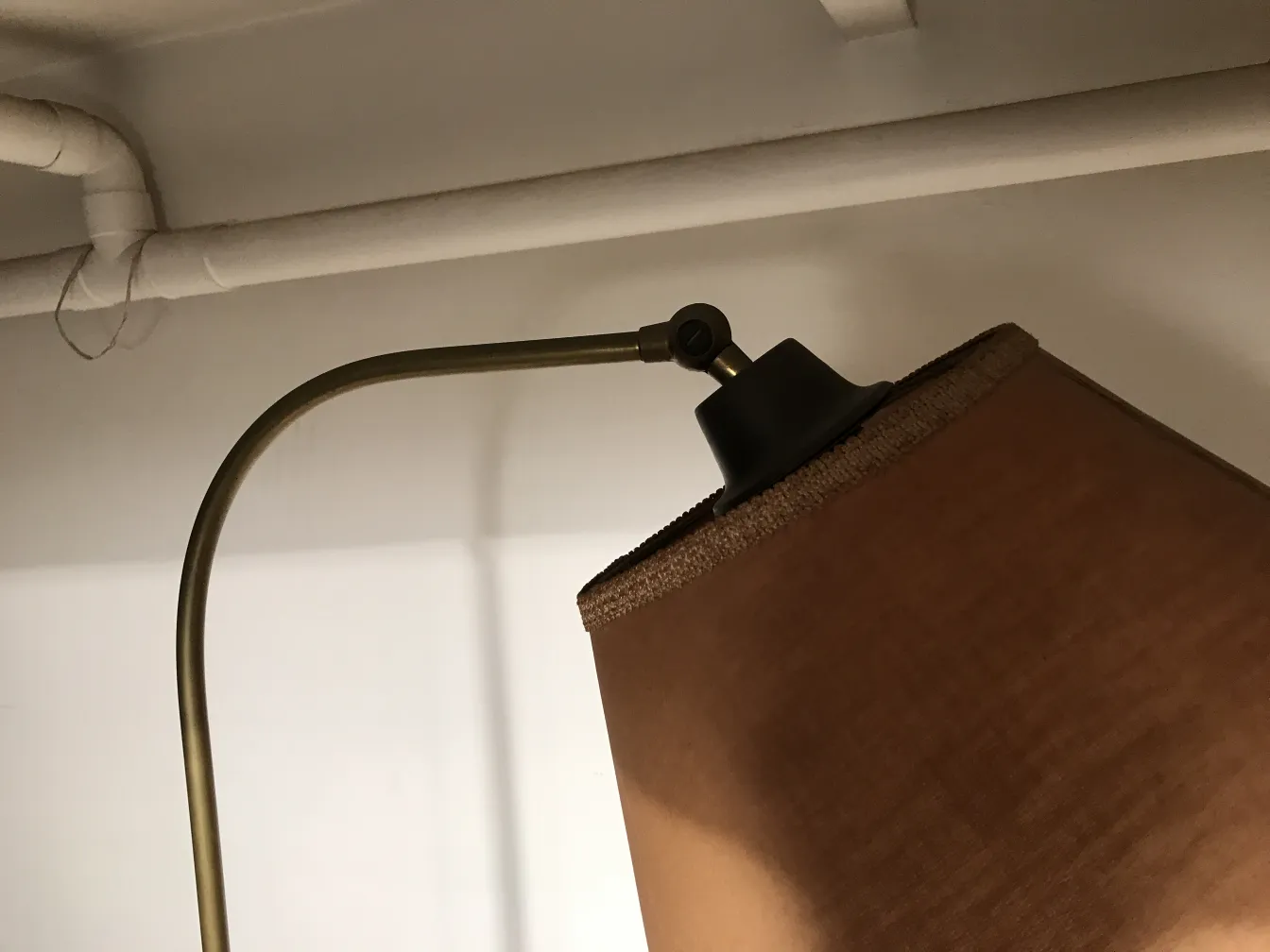 Lámpara de pie antigua de diseño Art Deco, con detalles elegantes en el ambiente.