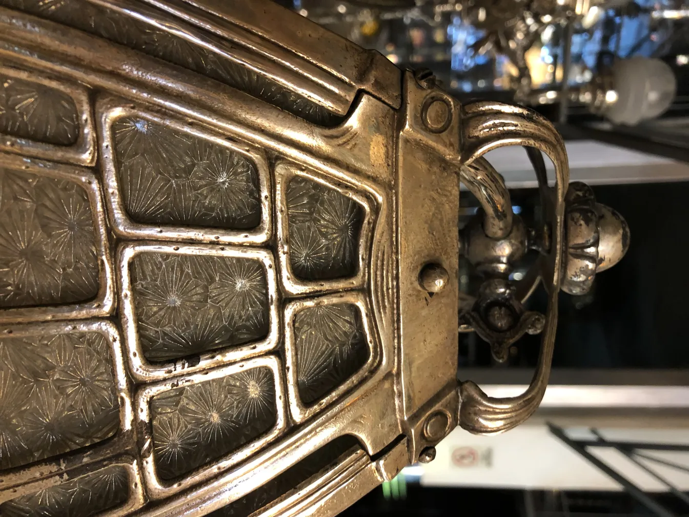 antike Metalllaterne mit dekorativem Glas, dunkler Hintergrund