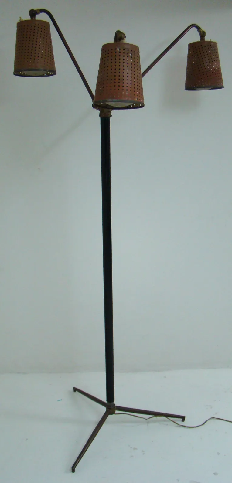 Antike Art Deco Stehleuchte mit drei Lampen, gemütliche Atmosphäre