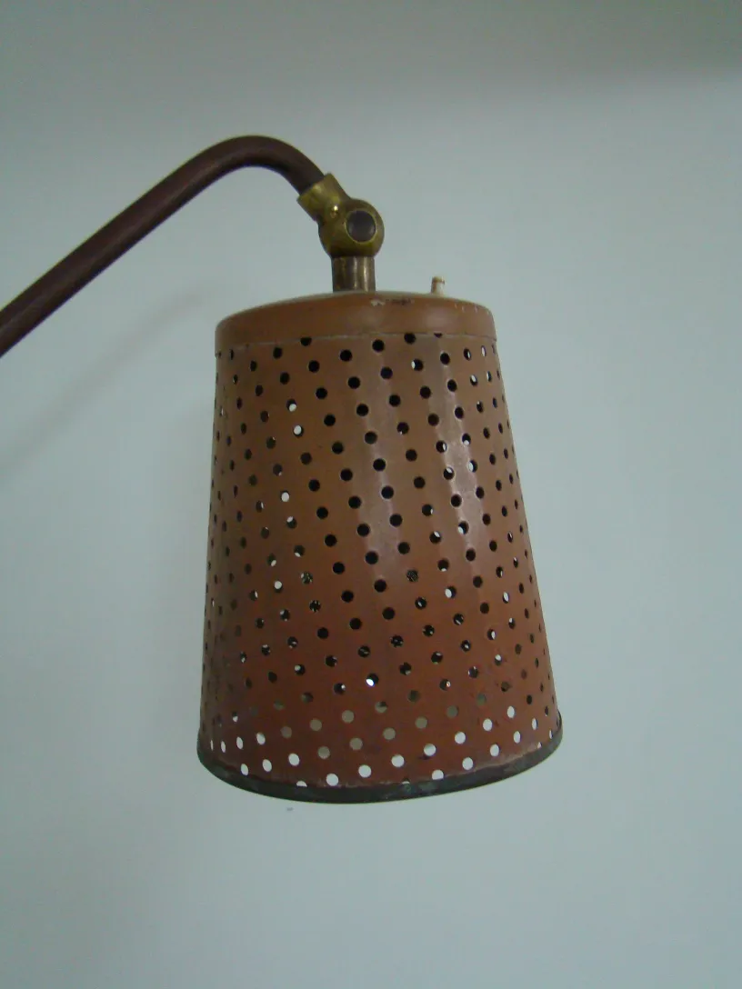 Lampada da terra antica con paralume perforato e braccio curvo