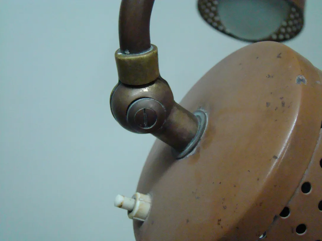 古董落地灯，艺术装饰风格，营造温暖氛围。