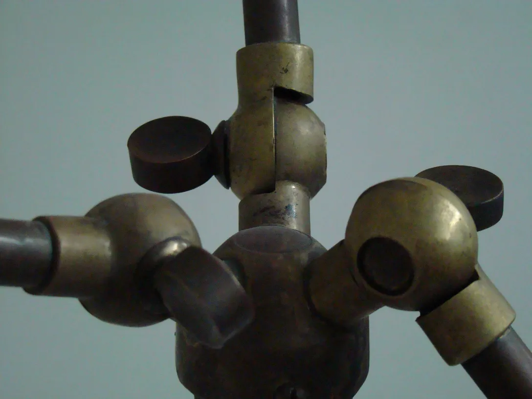 oberste details einer antiken stehleuchte im art-deco-stil