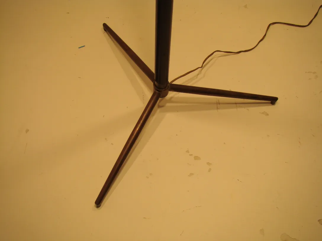 Lampada da terra antica in stile Art Deco con base a treppiedi.