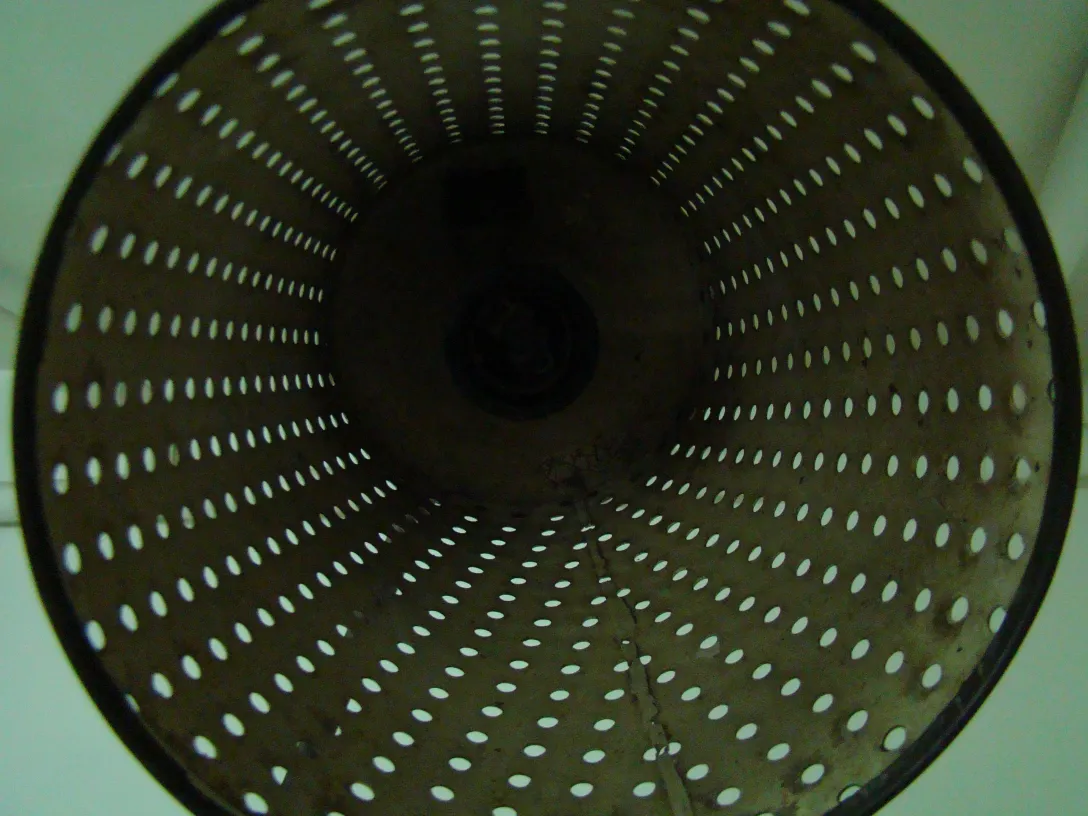 interior de uma luminária de pé antiga Art Deco com perfurações