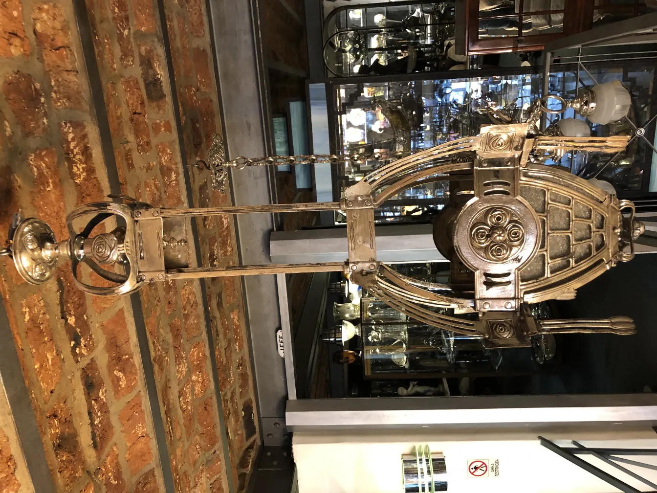 farol antiguo con un diseño intrincado, colgado en una pared de ladrillo