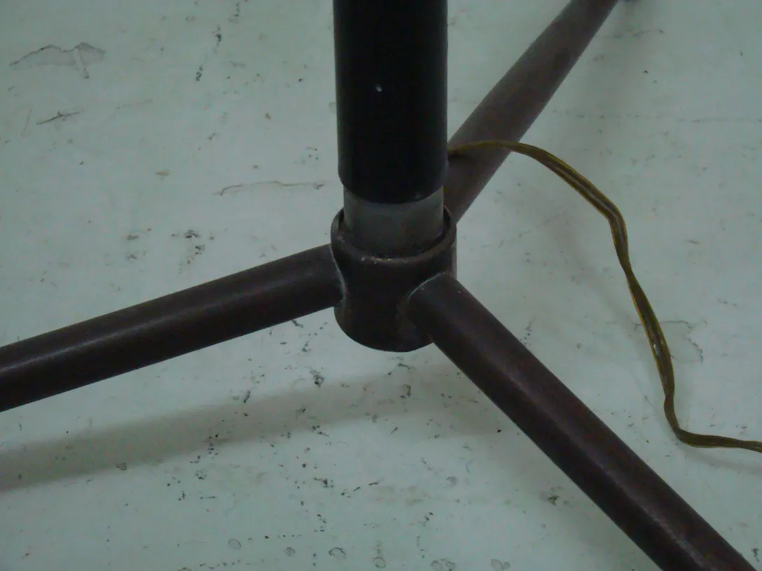 Основание антикварного торшера с арт-деко дизайном, часть теплого окружения