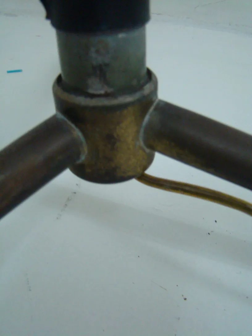 古董落地灯底座的细节，艺术装饰风格