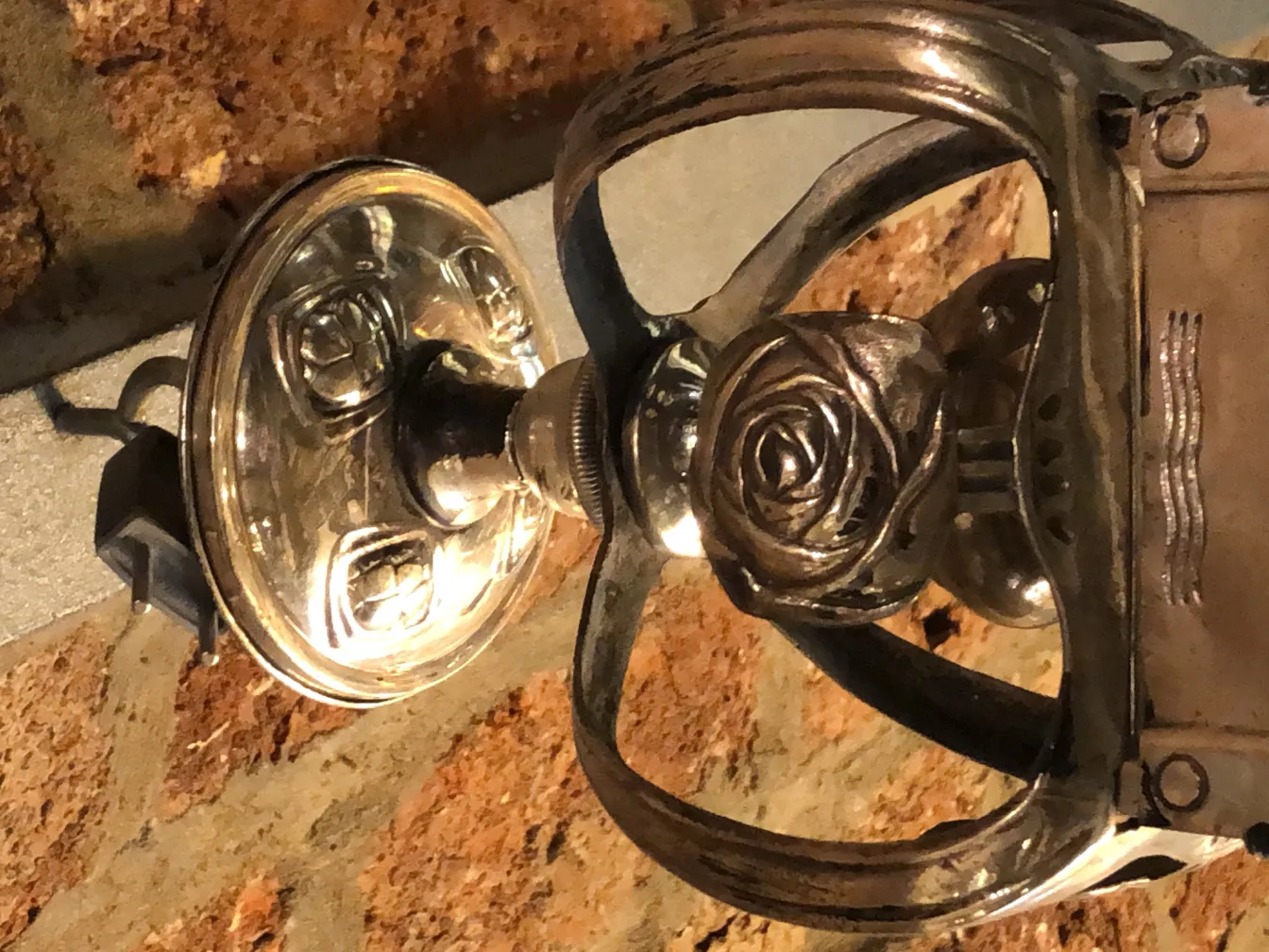 farol antiguo con detalles de rosas en la base