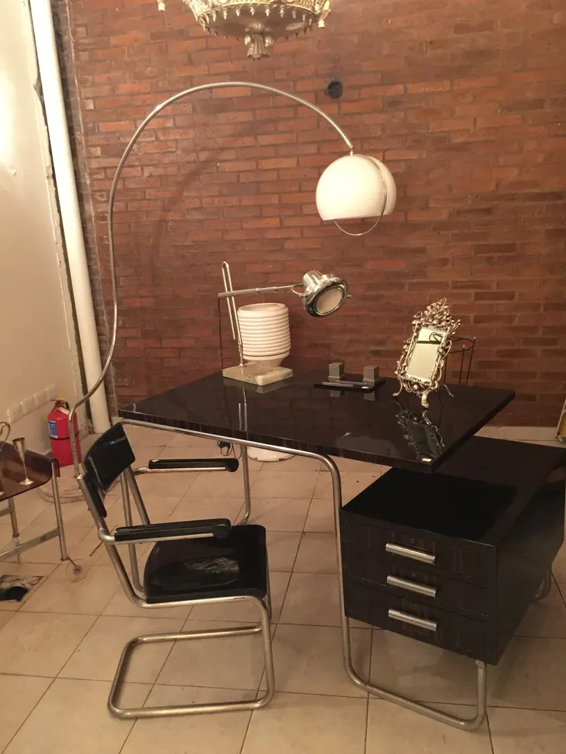 Antike Stehleuchte im Art Deco-Stil mit geschwungenem Design in einem eleganten Umfeld.