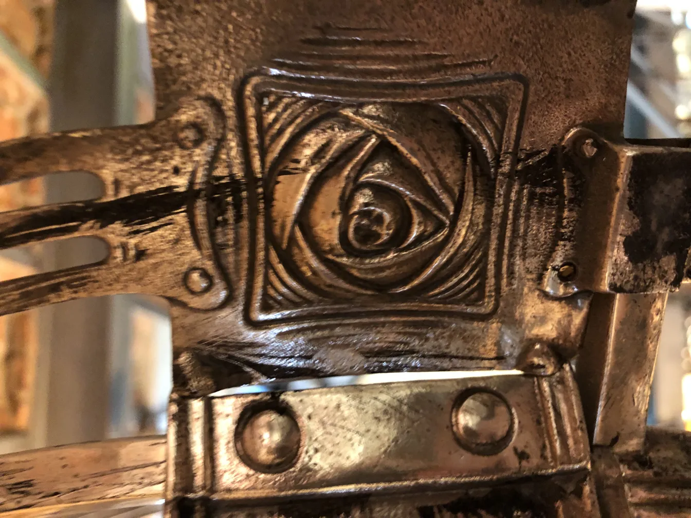 lanterne antique décorative avec un symbole sur son design