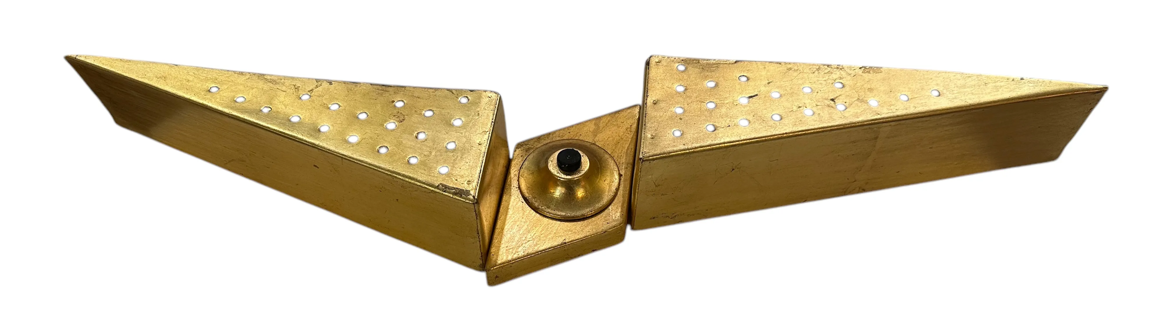 Antike Wandleuchte mit winkligem Design für die Wandbeleuchtung, dekorativ durch Löcher.