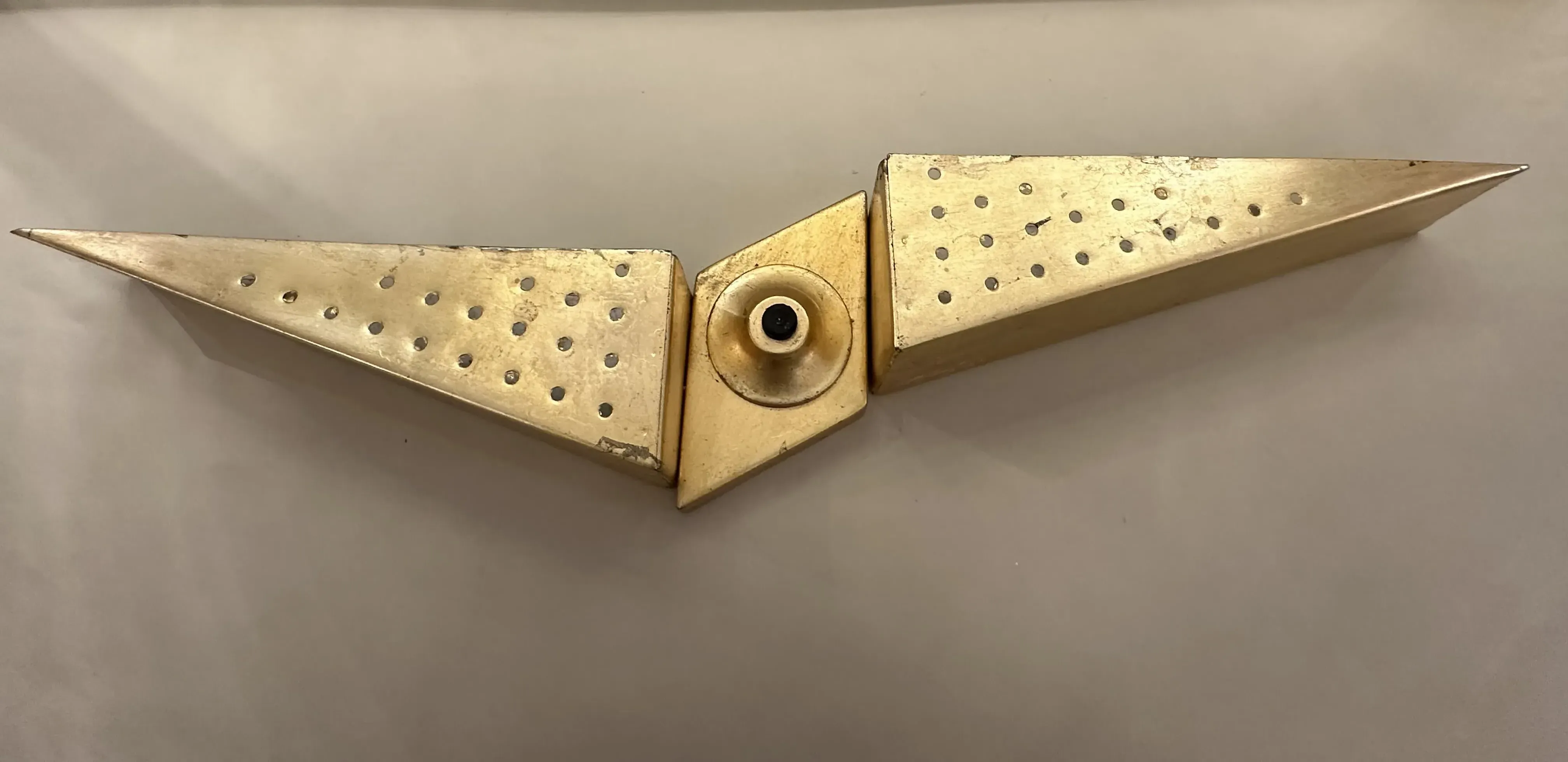 Antike Wandleuchte mit geometrischem Design und Löchern