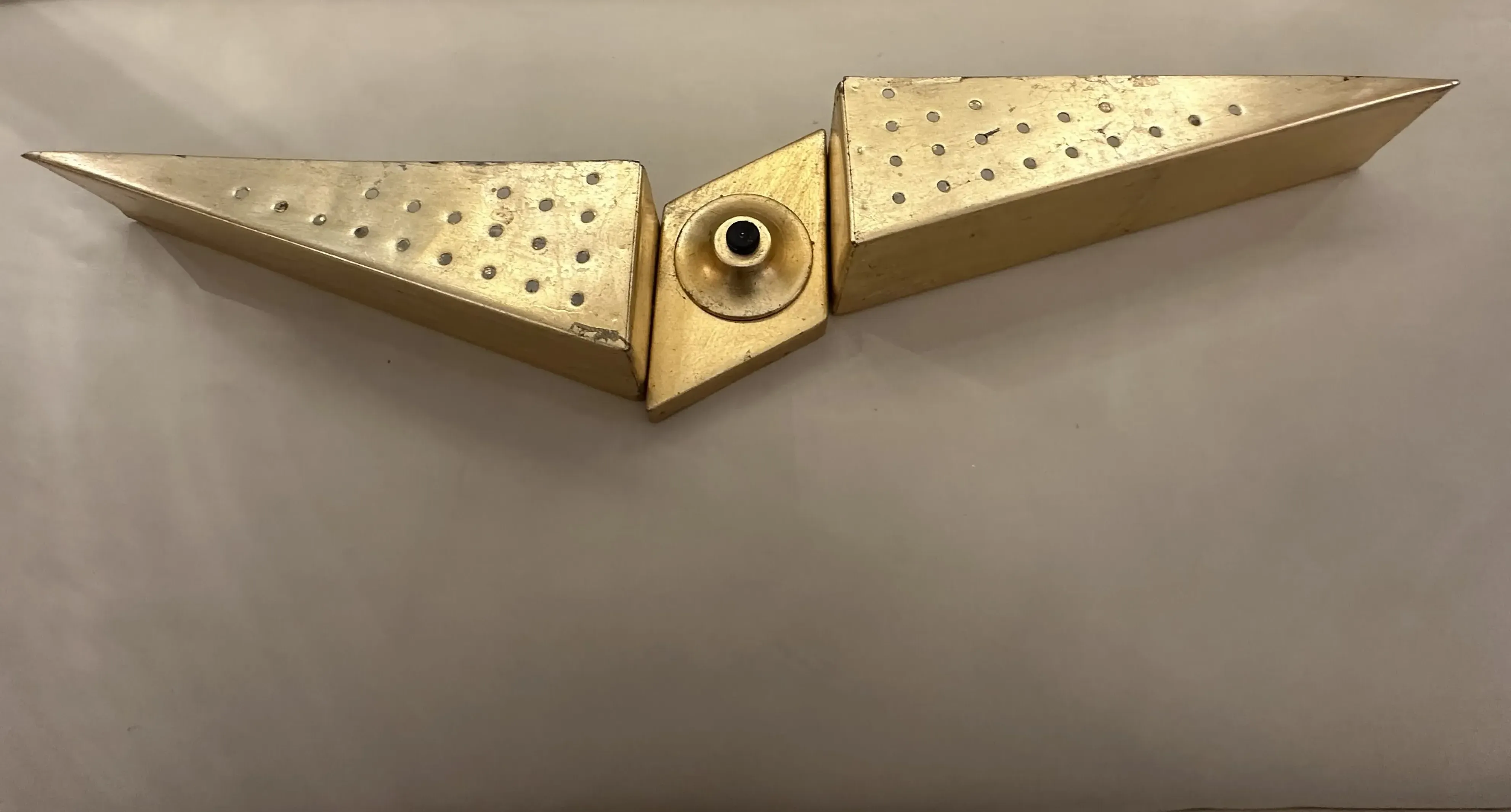 antike Wandleuchte mit dreieckigem Design und Löchern