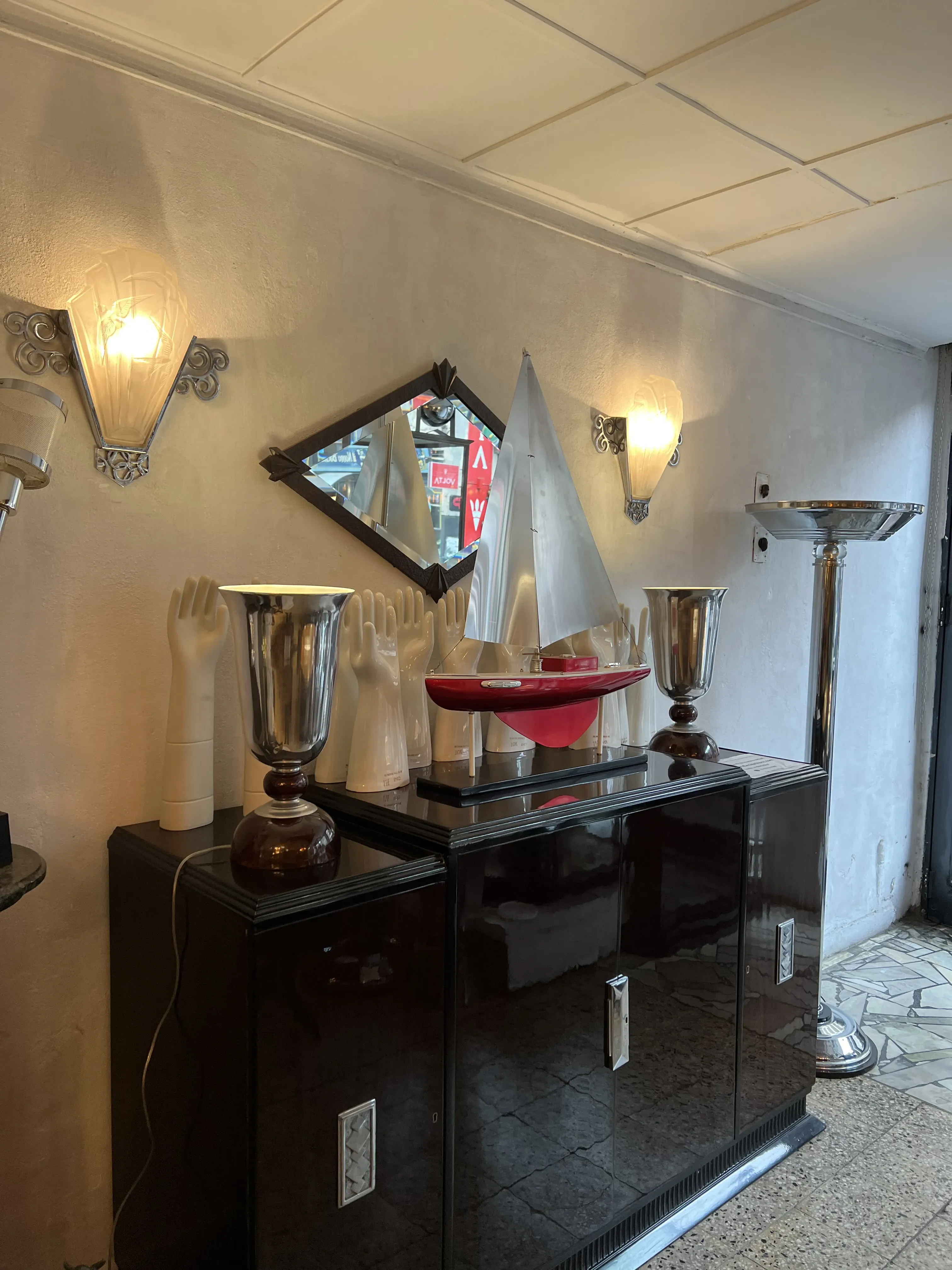 고전 벽등이 세련된 환경에서 전시되고 있습니다