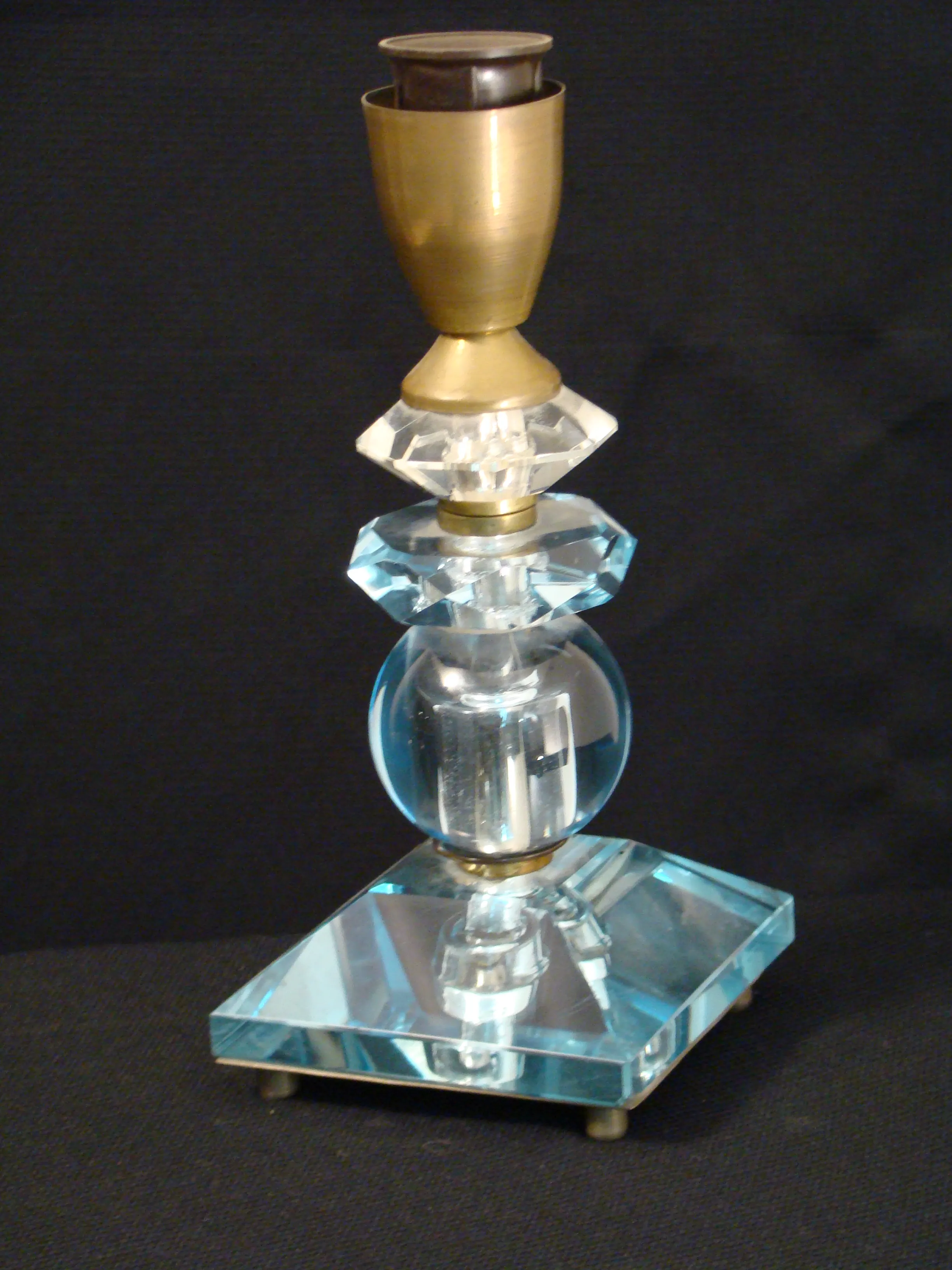 Lampe de bureau ancienne avec des détails en verre, sur fond sombre.