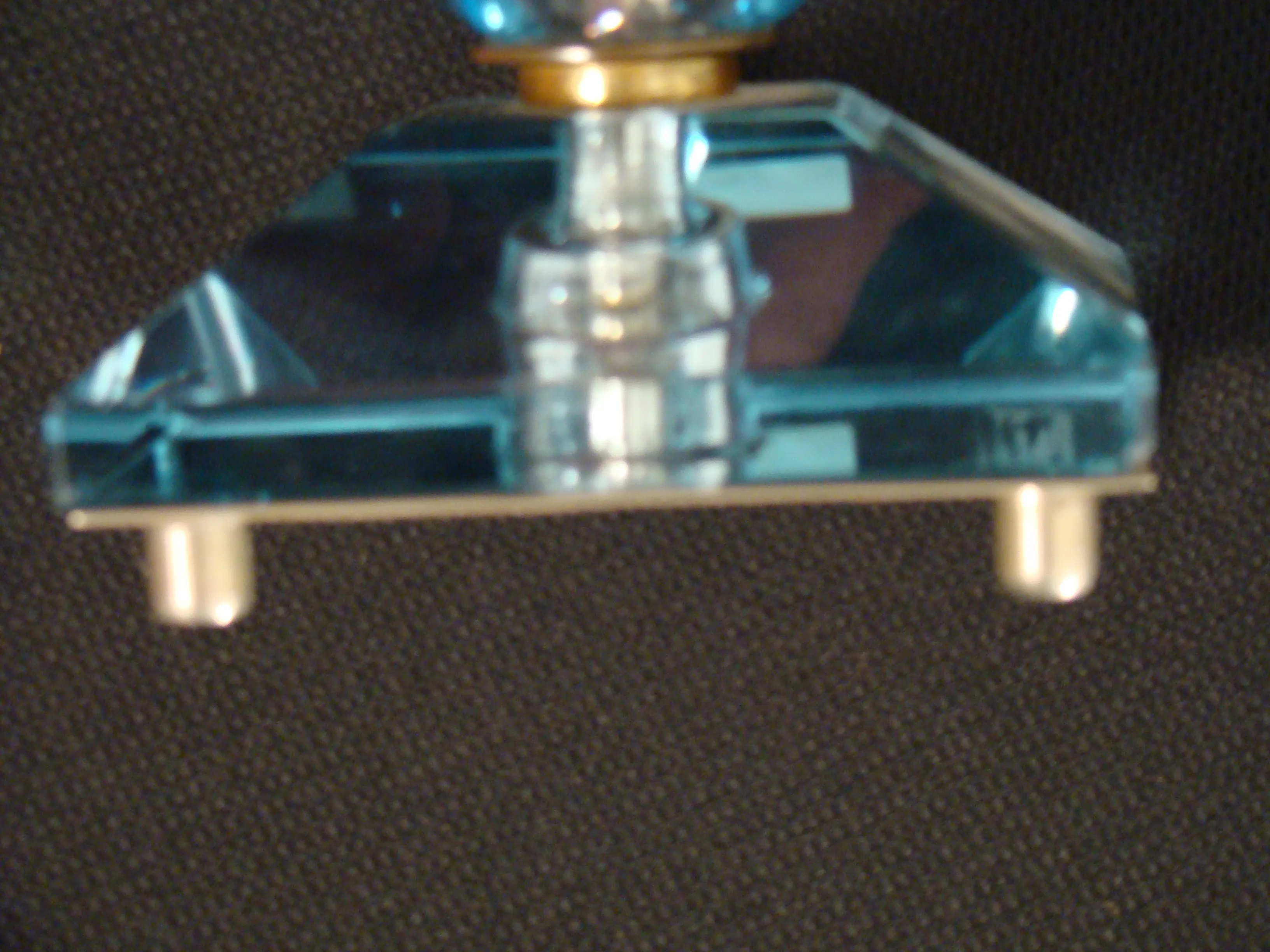 alte Tischlampe mit blauer Basis und elegantem Design